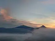 Panorama Merbabu dan Merapi dari Suroloyo