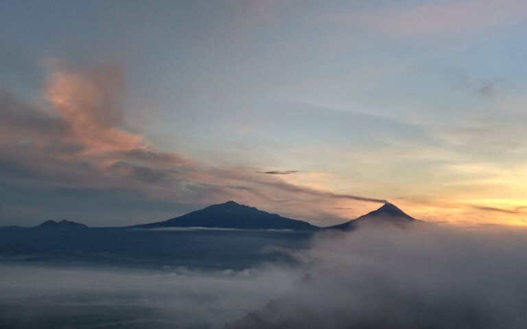 Panorama Merbabu dan Merapi dari Suroloyo