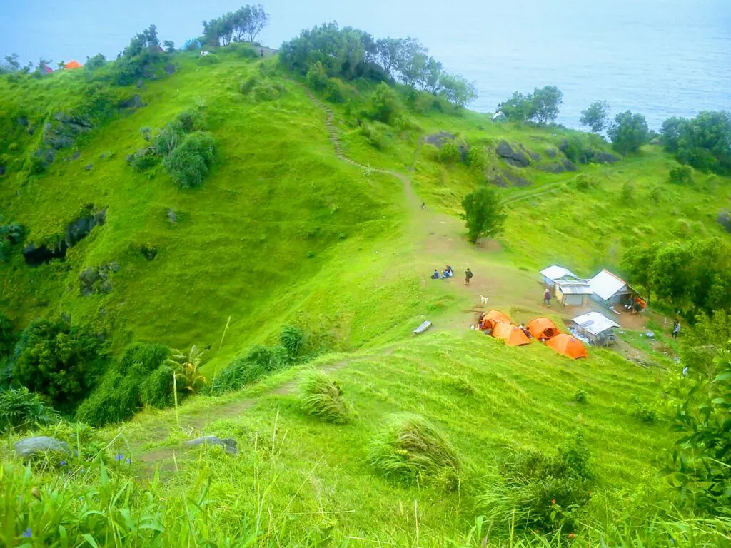 Mendirikan tenda di bukit
