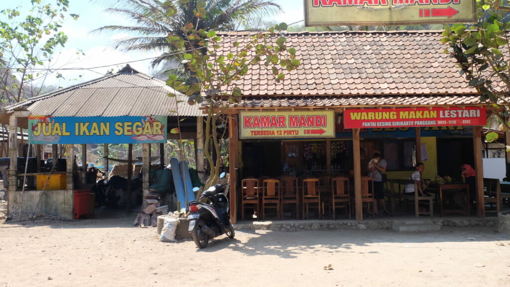 Restoran dan penjualan hasil laut di tepi pantai