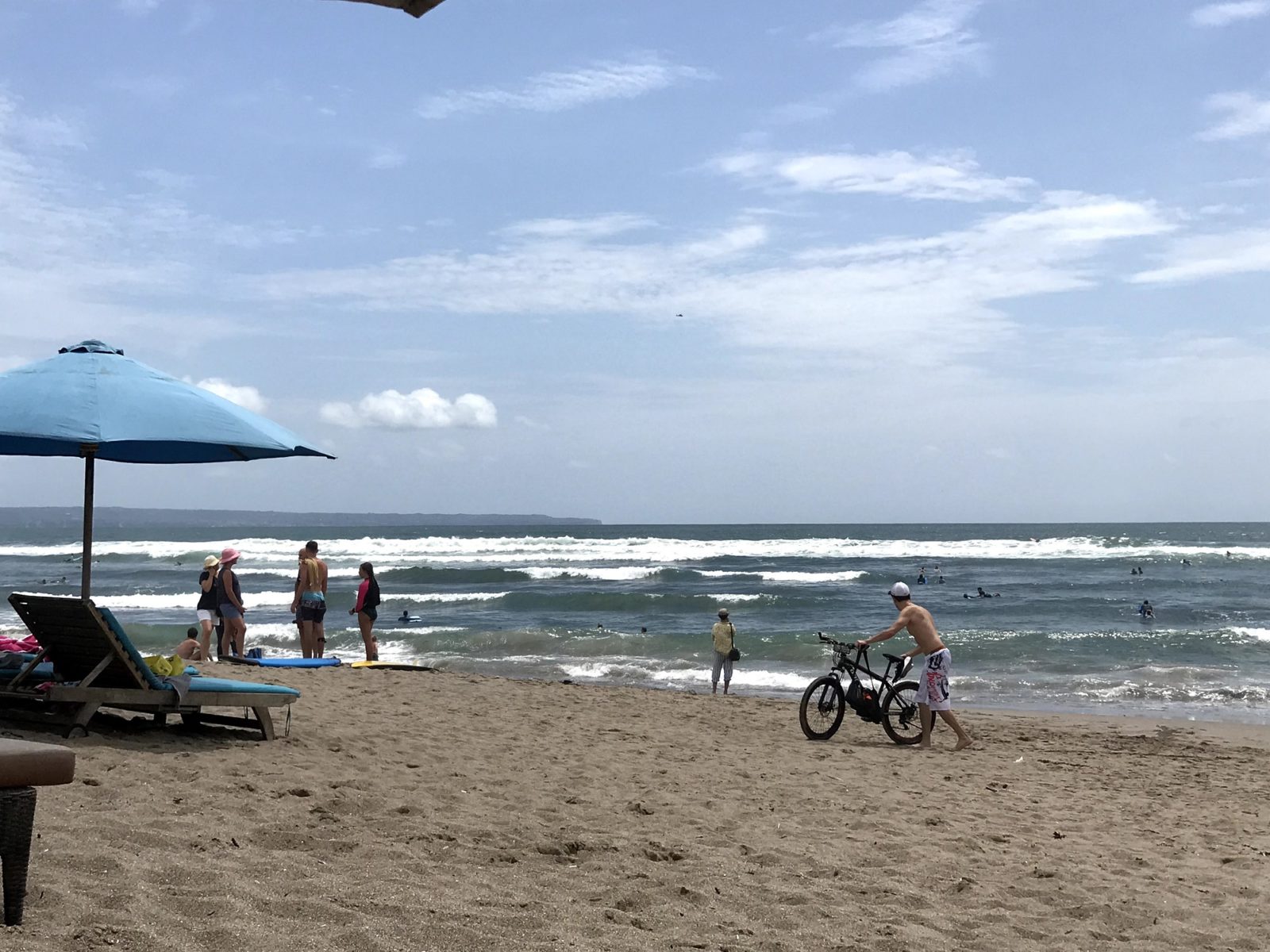 Aktivitas Pengunjung di Pantai Canggu