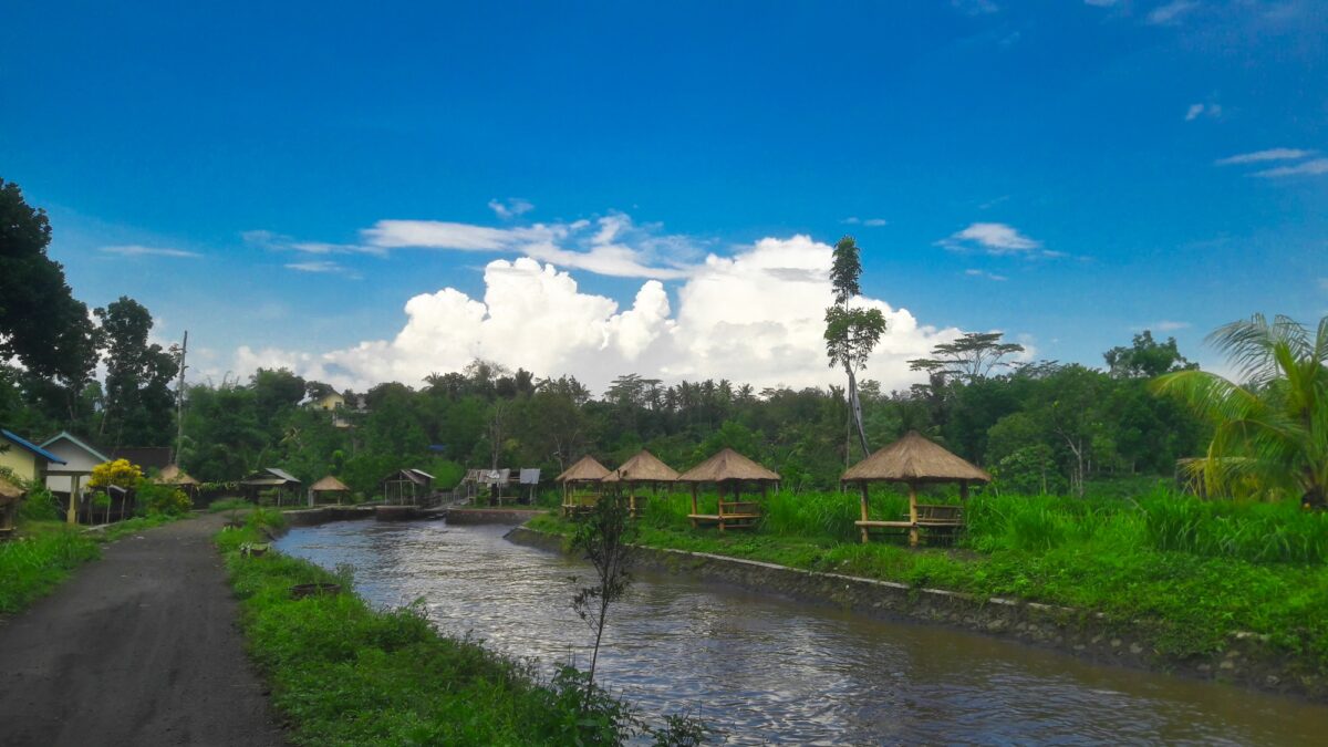 Aliran Parit di tepi Sawah