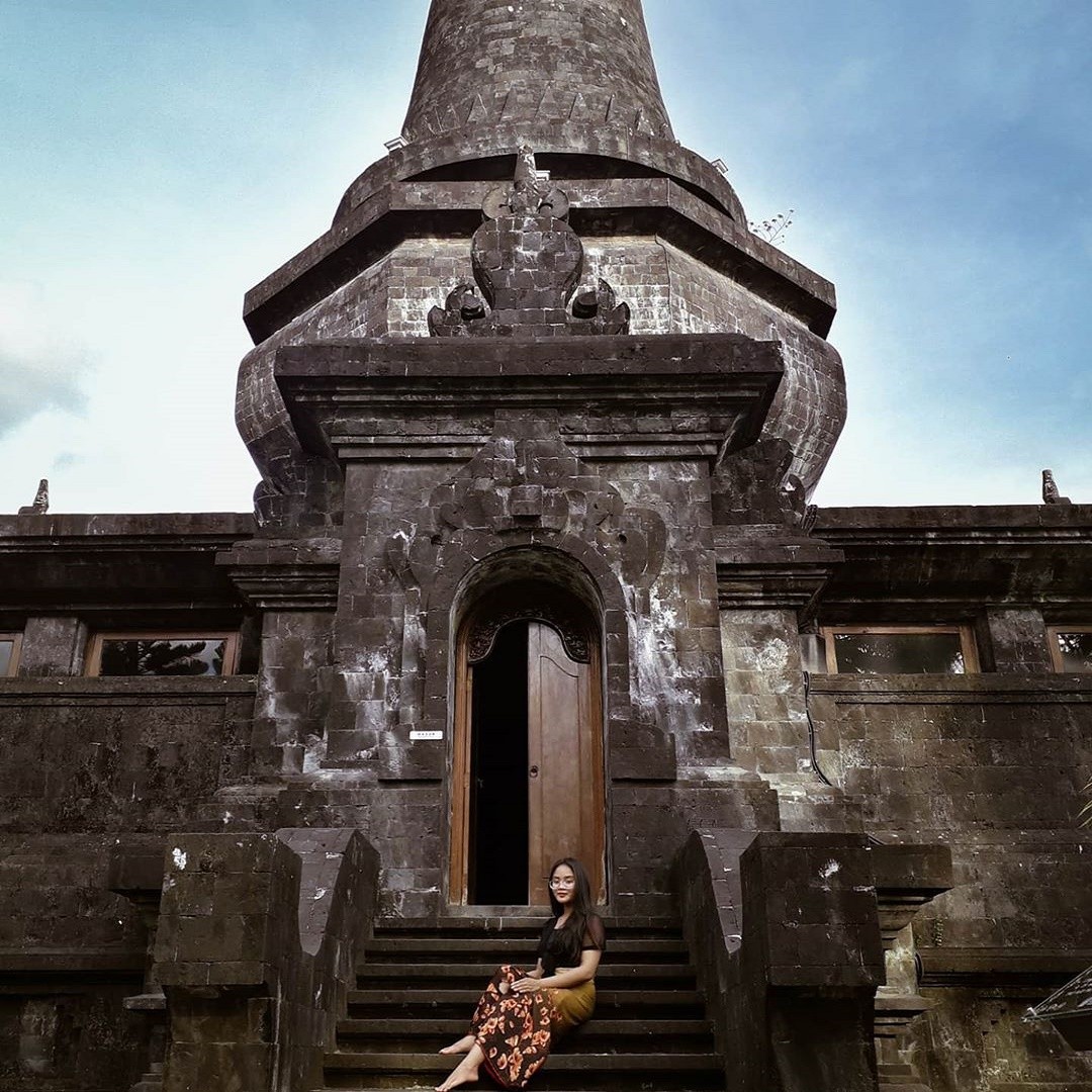 Arsitektur bangunan kompleks Taman Kertha Gosa Klungkung Bali terlihat megah dan khas - kristianielisabet44