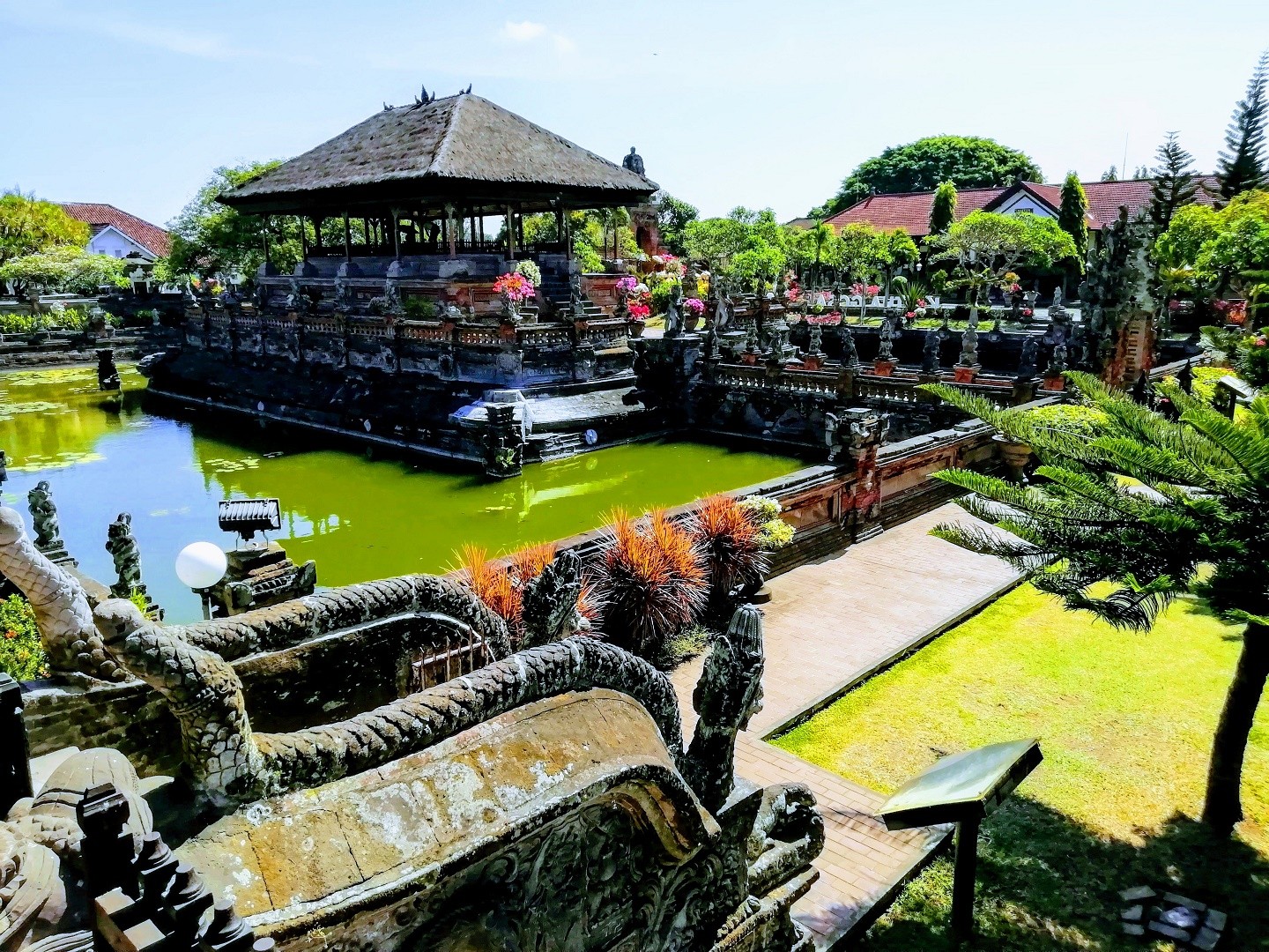 Bangunan Bale Kambang Klungkung Bali dikelilingi oleh kolam Taman Gili