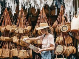 Belanja aneka ragam pilihan produk seni dan kerajinan khas Pasar Seni Ubud Gianyar Bali - shi_osborne