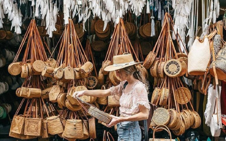 Belanja aneka ragam pilihan produk seni dan kerajinan khas Pasar Seni Ubud Gianyar Bali - shi_osborne