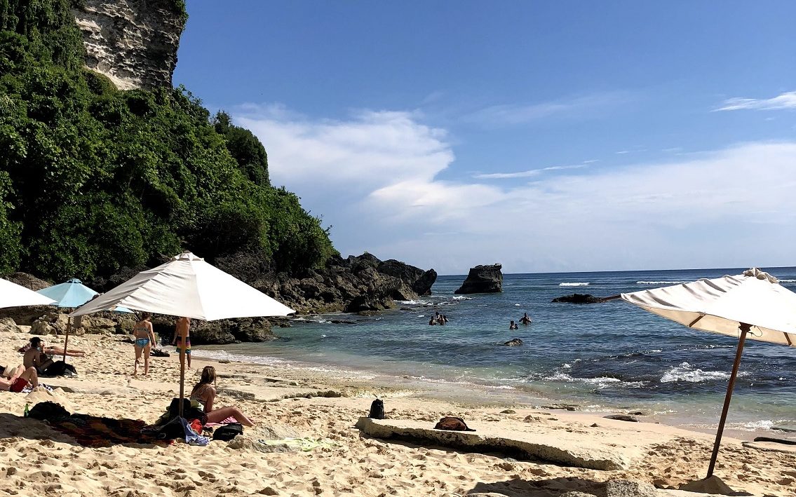 Berjemur bermandikan cerahnya sinar matahari Pantai Uluwatu Badung Bali yang bernuansa tenang dan memberikan privasi