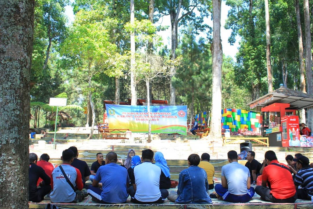 area gathering di sekitar taman