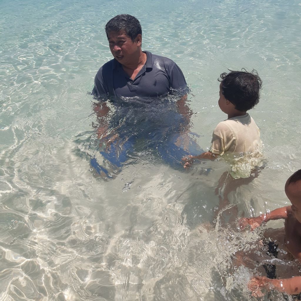 Bermain dan berenang bersama keluarga di jernihnya air laut Pantai Pink Lombok Timur NTB - Suryana Kilang