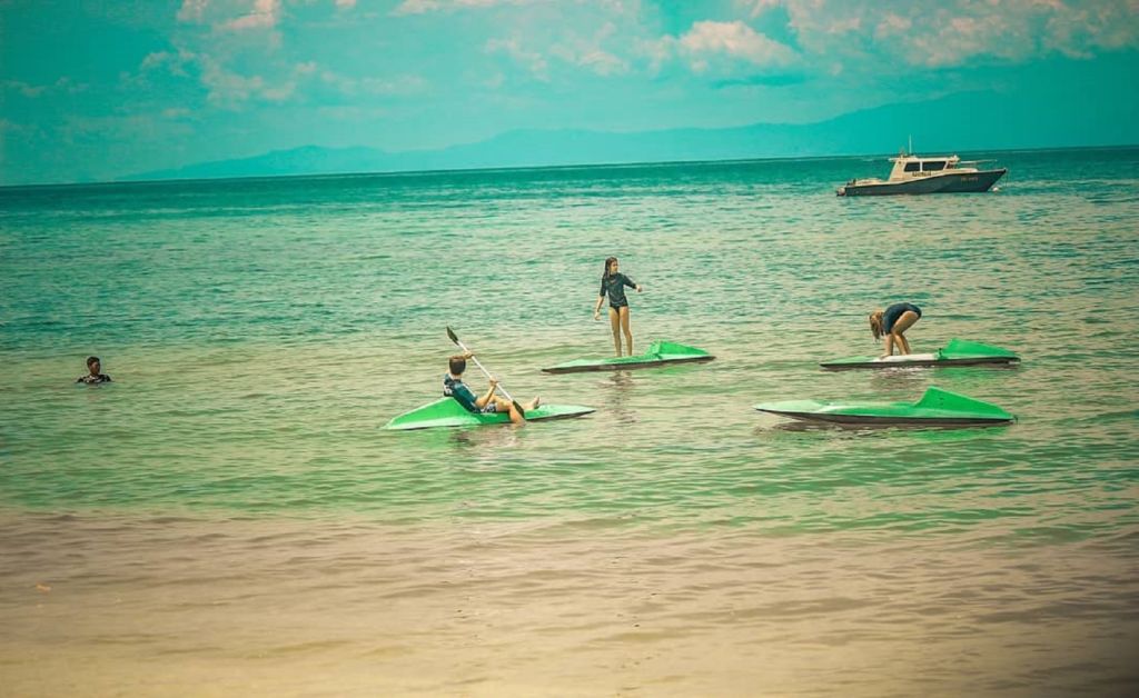 Bermain kano menjadi pilihan olahraga air untuk mengelilingi bentang garis Pantai Senggigi Lombok Barat NTB - ekakelana_99