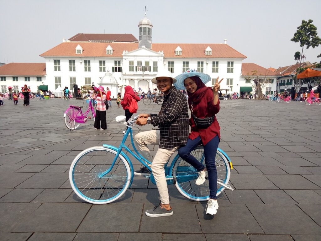 Bermain sepeda di lapangan Taman Fatahillah kawasan Wisata Kota Tua Jakarta