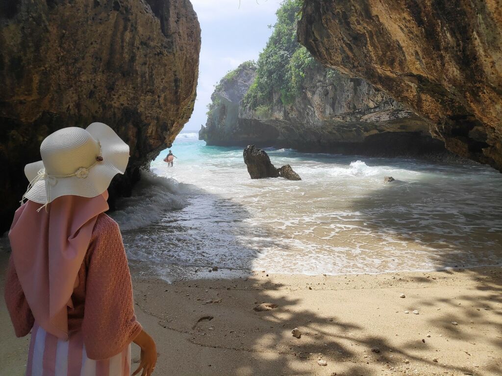 Berswafoto dengan latar tebing karang yang mengapit bibir Pantai Uluwatu Badung Bali - Robby Farhamna