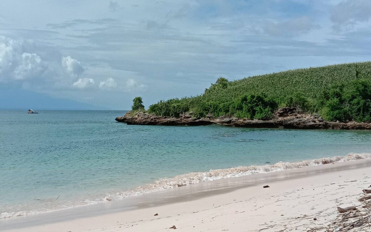 Bukit di dekat Pantai Cemara