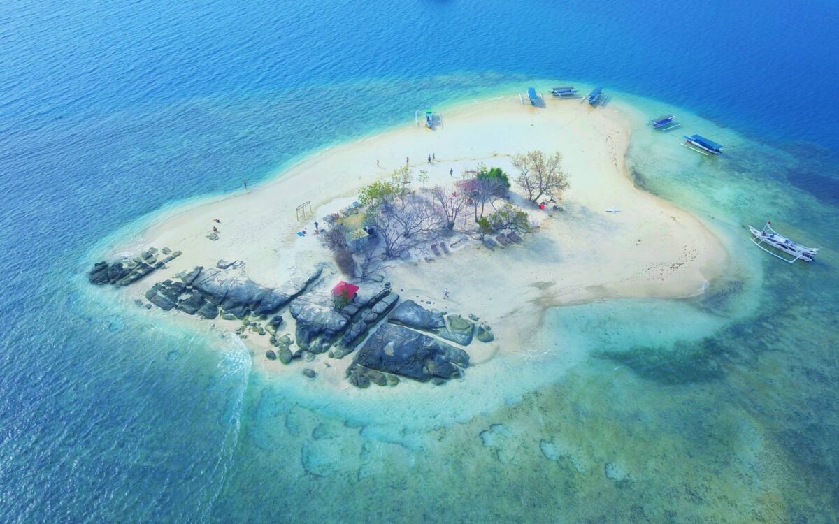 Pulau Gili Kendis dikelilingi laut hijau toska kebiruan