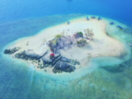 Pulau Gili Kendis dikelilingi laut hijau toska kebiruan