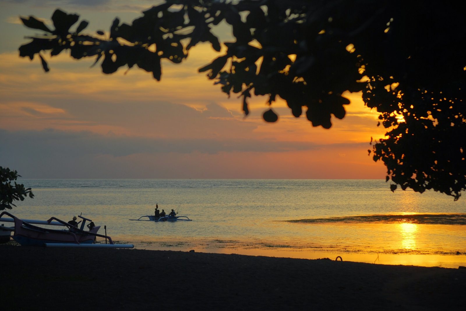 Indahnya Matahari Terbit di Pantai Lovina