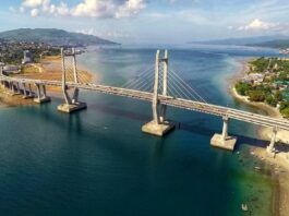 Jembatan Merah Putih Ambon di Siang Hari