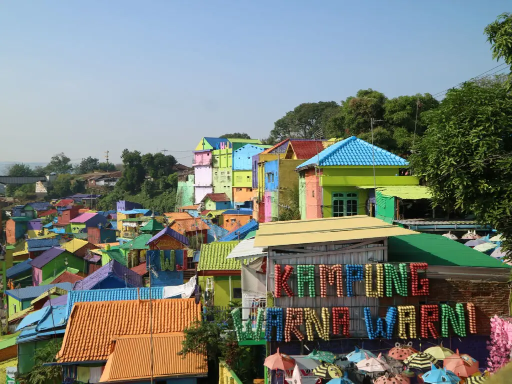rumah-rumah warga yang dicat warna-warni