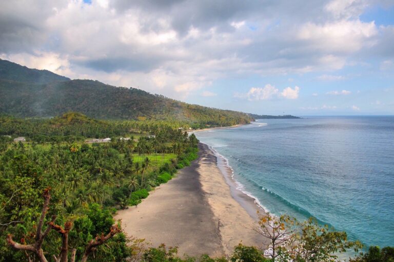 PANTAI SENGGIGI Lombok Tiket &amp; Daya Tarik Mei 2021