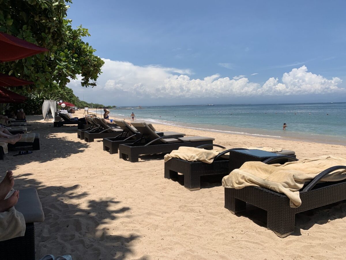 Kursi Berjemur di Tepi Pantai nusa dua