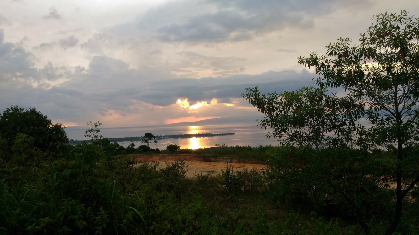 Matahari Terbenam di Pulau Seram