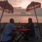 Menikmati romantisnya suasana momen terbenamnya matahari di cakrawala laut Pantai Senggigi Lombok Barat NTB - koko_brengs