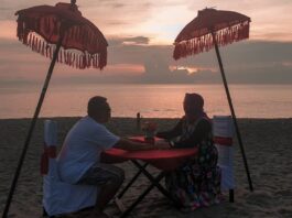 Menikmati romantisnya suasana momen terbenamnya matahari di cakrawala laut Pantai Senggigi Lombok Barat NTB - koko_brengs