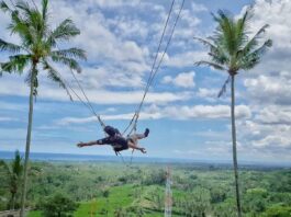 Merasakan sensai berayun di ketinggian puncak Twin Hill Gianyar Bali - kentjuliawan