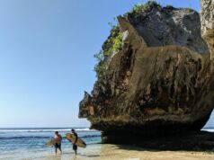 Pantai Uluwatu Badung Bali menjadi destinasi wisata incaran para surfer karena gulungan ombaknya yang menantang - Richard Whitcombe