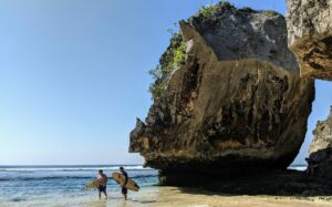 Pantai Uluwatu Badung Bali menjadi destinasi wisata incaran para surfer karena gulungan ombaknya yang menantang - Richard Whitcombe