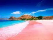 Pasir merah muda merupakan fenomena langka yang ada tujuh lokasi di dunia dan Pantai Pink Lombok Timur NTB menjadi salah satunya - erlin dhita