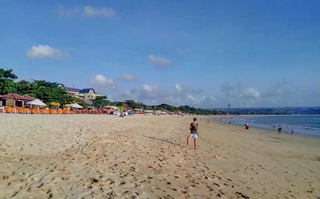 Pengunjung di Pantai Jimbaran