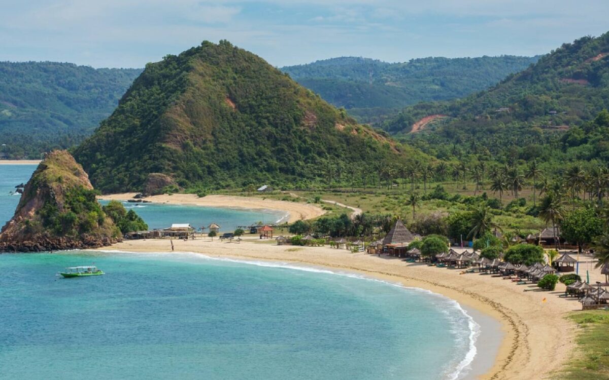 Pesona Keindahan Pantai Senggigi