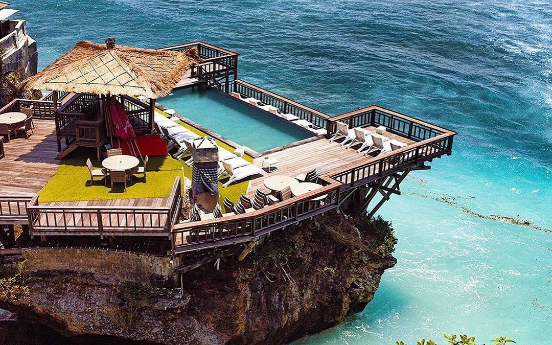 Sebuah cafe pilihan di ujung tebing Pantai Uluwatu Badung Bali dengan bed matras dan infinity pool - cruzdiary