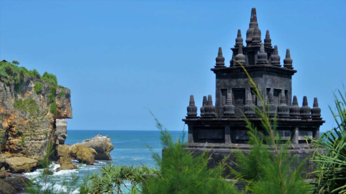 suasana pantai ngobaran dengan berbagai ornamen