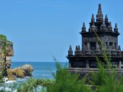 suasana pantai ngobaran dengan berbagai ornamen