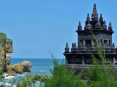 suasana pantai ngobaran dengan berbagai ornamen