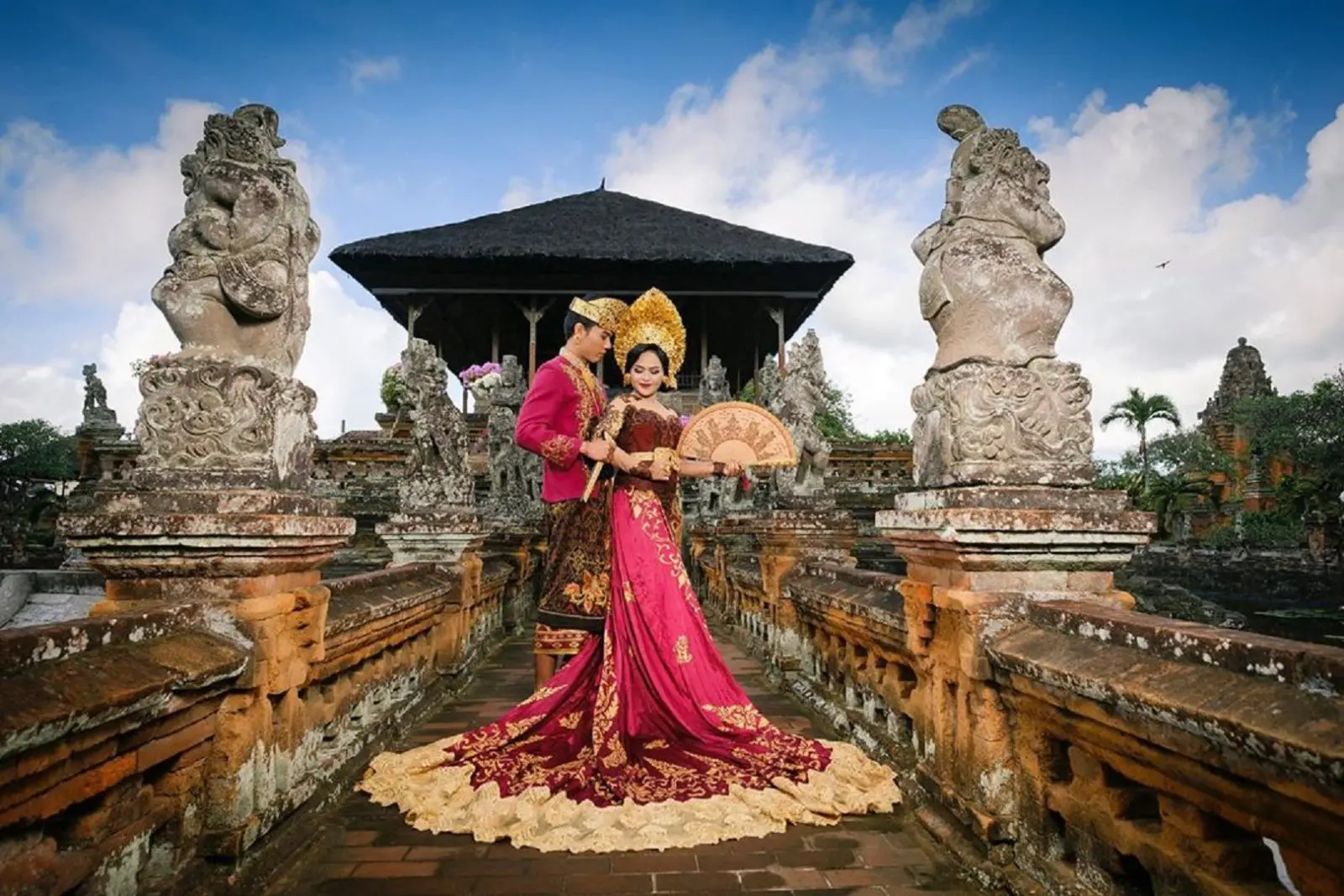 Taman Kertha Gosa Klungkung Bali memberikan efek dramatis sebagai latar sesi foto pranikah - sutaone_photography
