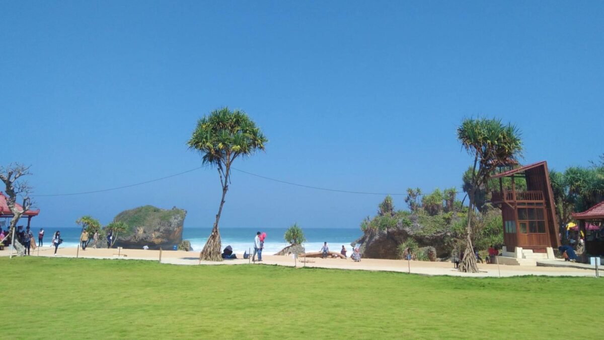 suasana pantai ngrawe yang rapi dan bersih