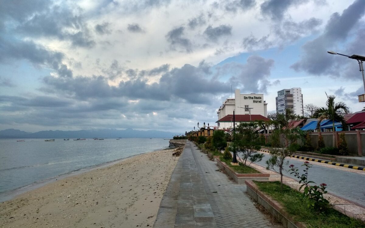Area Pantai dan Jogging Track yang Dibatasi Pagar di pantai pasir panjang kupang