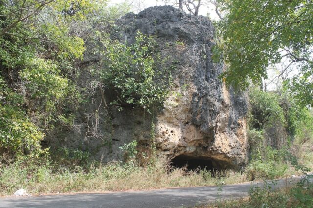 Dinding Batu Goa Jepang