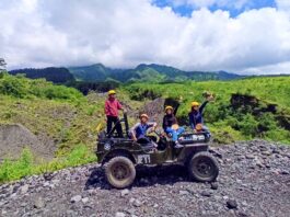 Jeep yang digunakan membawa wisatawan dalam lava tour merapi