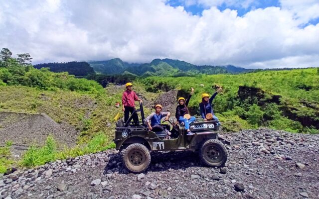 Jeep yang digunakan membawa wisatawan dalam lava tour merapi