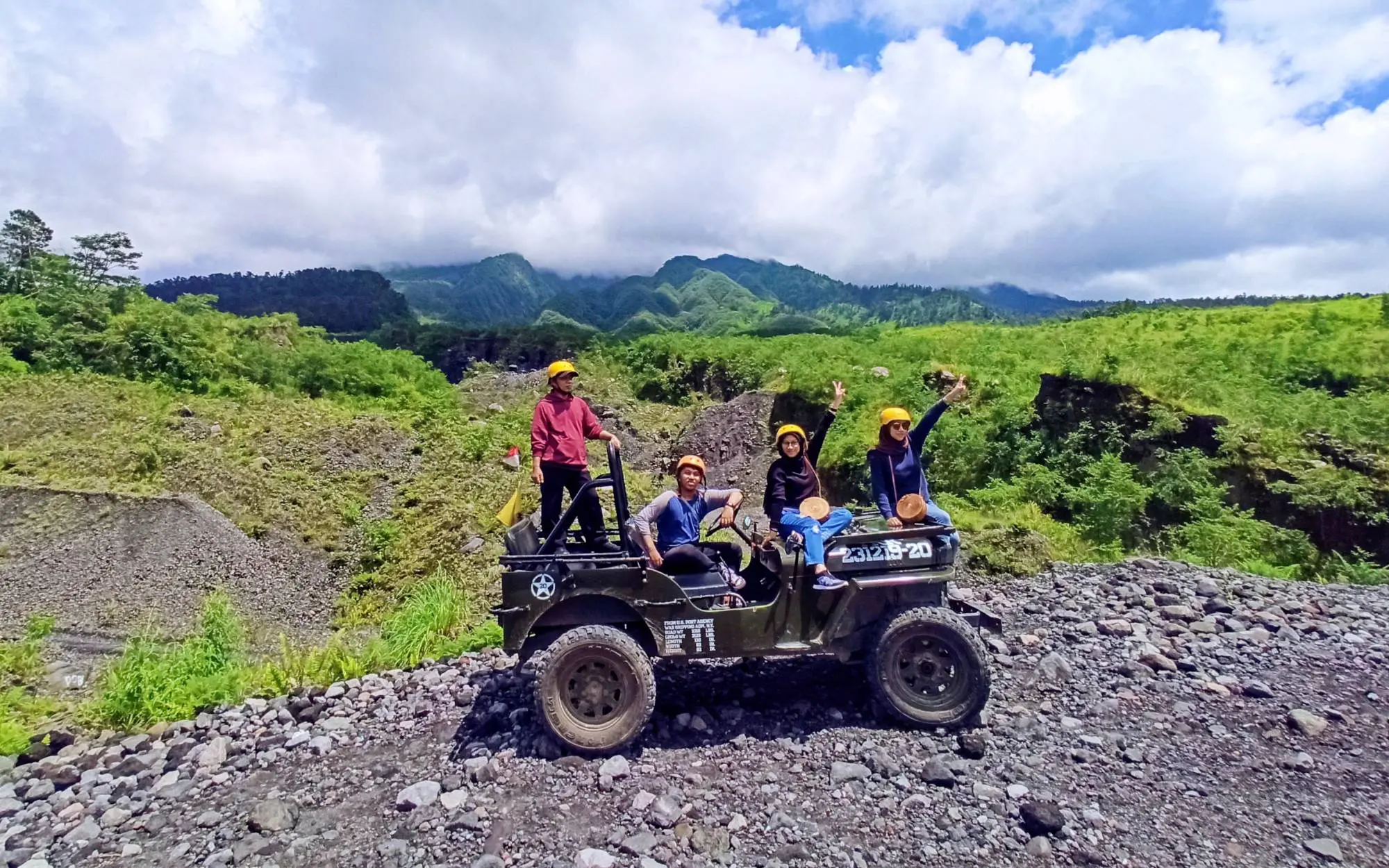 Jeep yang digunakan membawa wisatawan dalam lava tour merapi