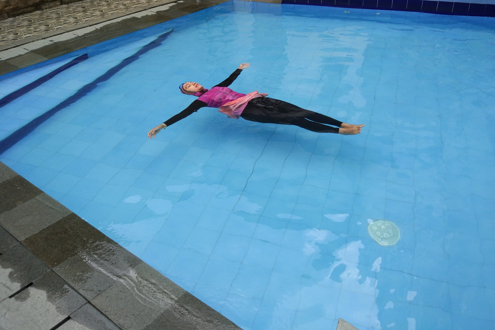 Menikmati kesegaran kolam renang House of Shafa Jakarta Selatan DKI Jakarta - Nur Khamdah