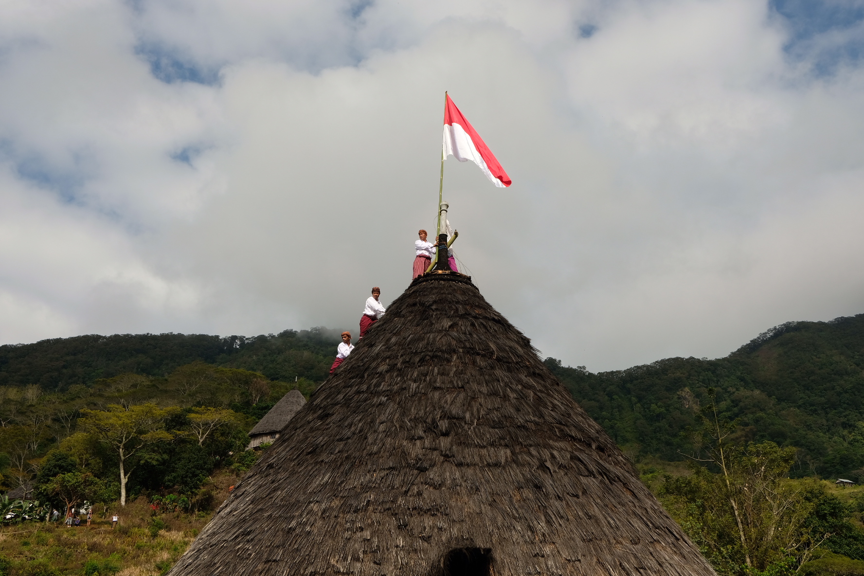 Pemasangan Bendera Merah Putih saat Hari Kemerdekaan Indonesia