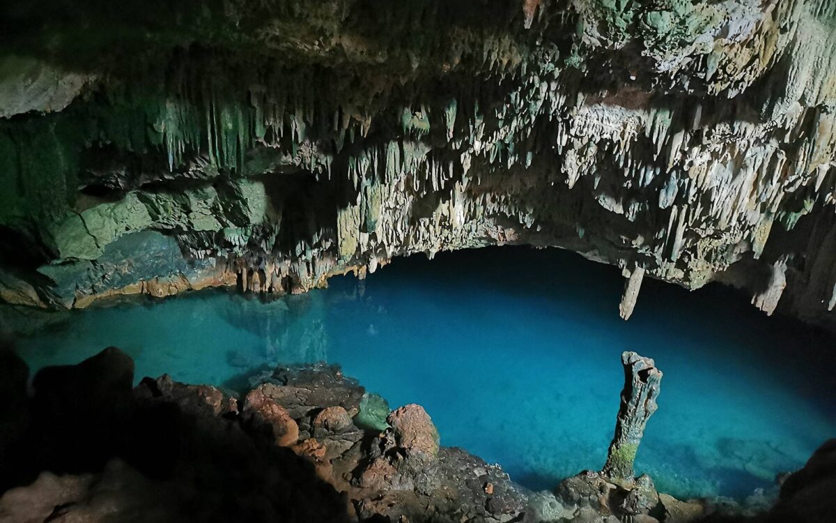 Stalagtit dan Stalagmit di Goa Rangko