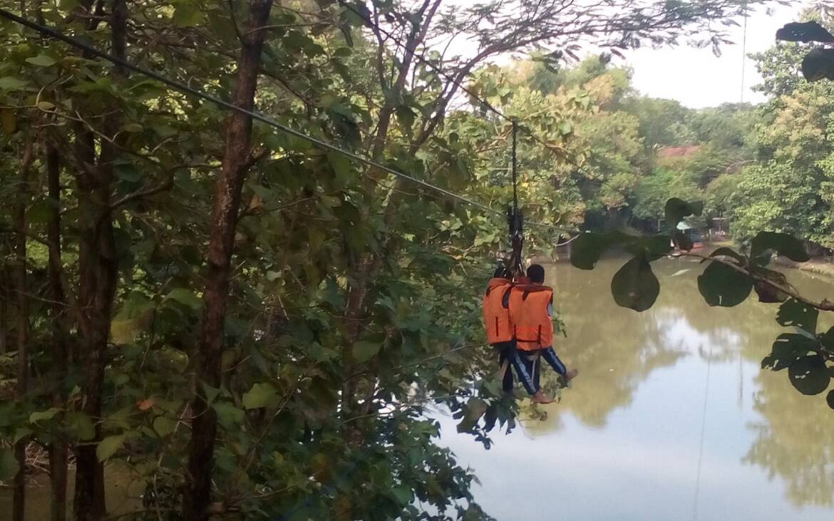 wahana flying fox di atas danau