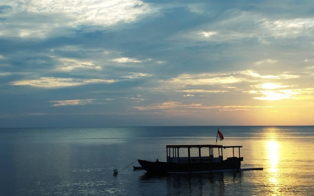 Warna Keemasan Mentari Terbit di Pantai Ketapang