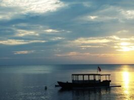 Warna Keemasan Mentari Terbit di Pantai Ketapang